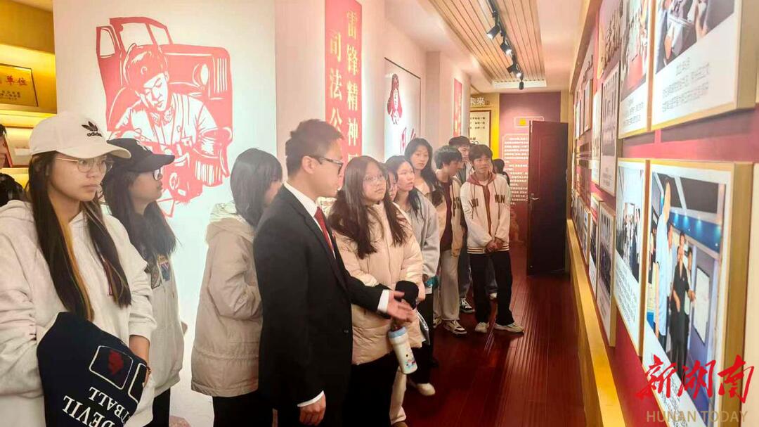 长沙职院学生走进法庭上宪法实践教育课