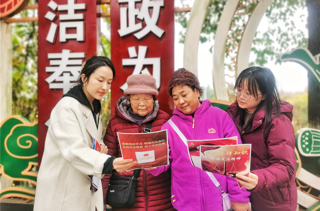 图片新闻｜湘西州气象局、吉首市气象局联合开展宪法宣传活动