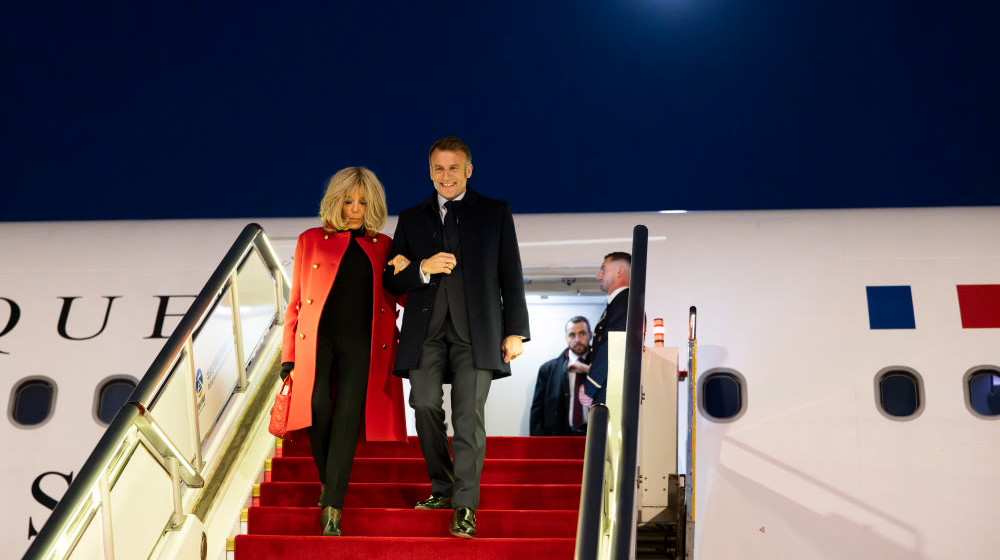 法国总统马克龙抵达北京开始访华