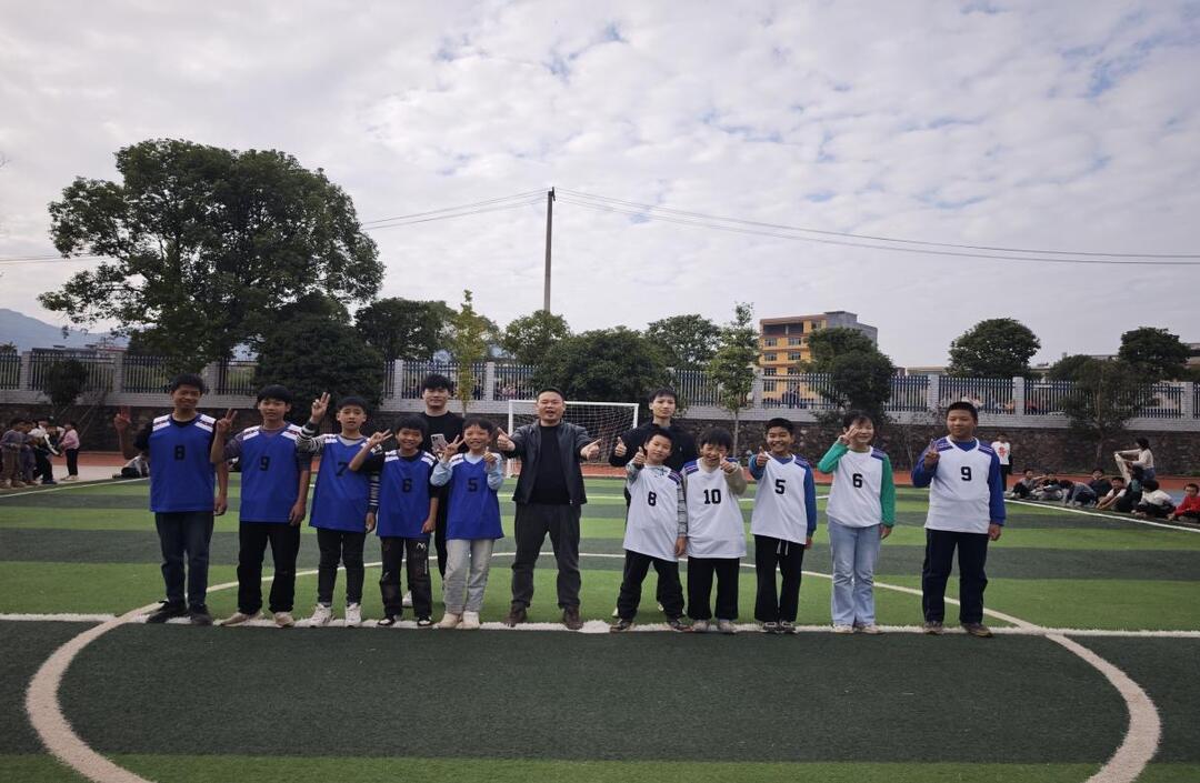 祁东县灵官镇中心小学：绿茵少年志 足球燃校园