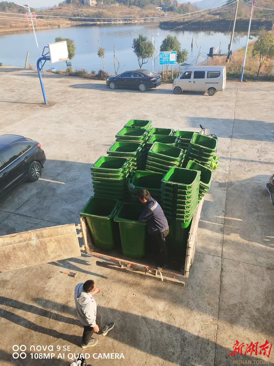 永州城管驻村工作队：垃圾桶换新“上岗” “刷新”乡村颜值