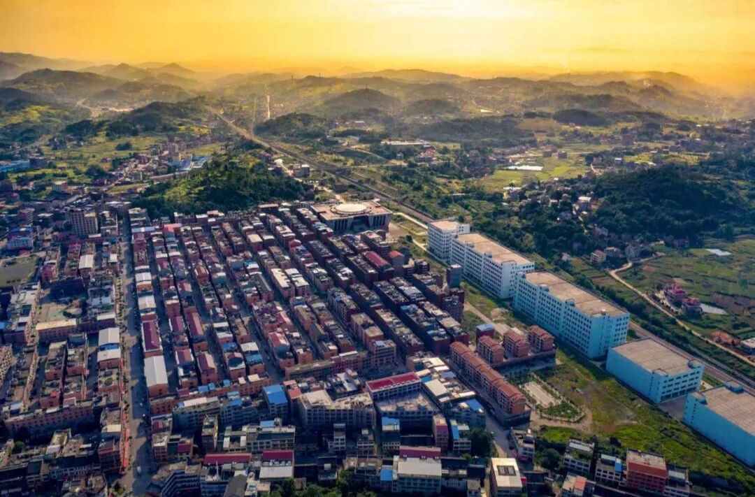 湘伴丨湖南的这个镇政府办公楼，为何一到晚上6点“准时熄灯”？
