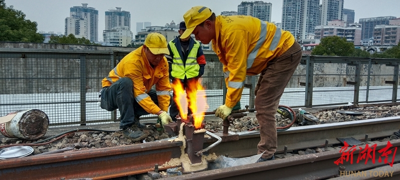 日间攻坚换伤轨