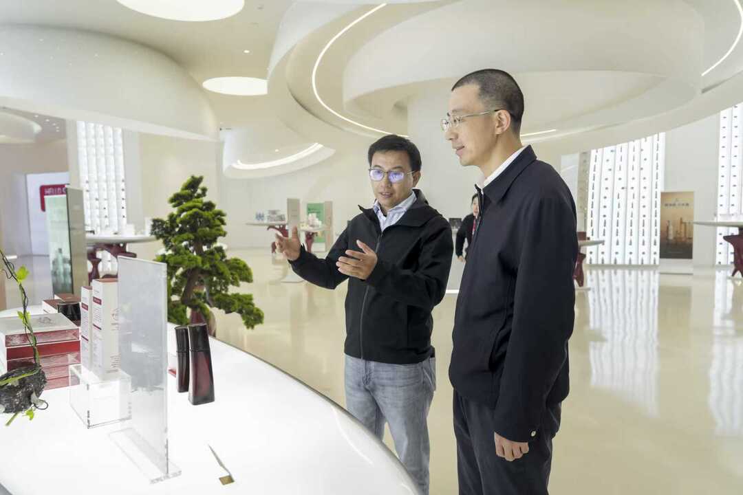 周健调研新区促消费工作