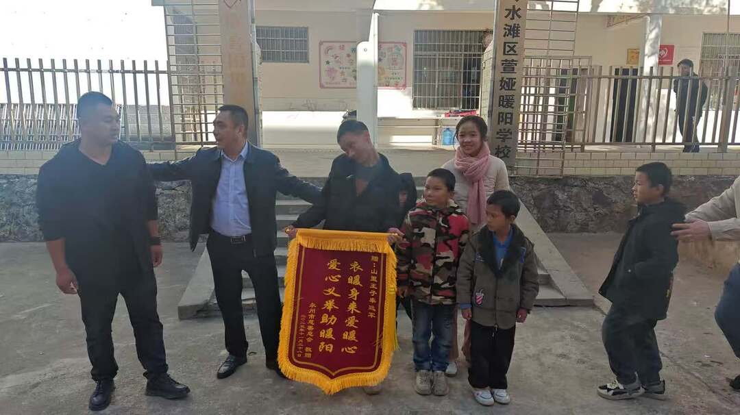 用残缺之躯 点亮更多希望——残疾创业者奉远军三赴特殊学校捐资助学