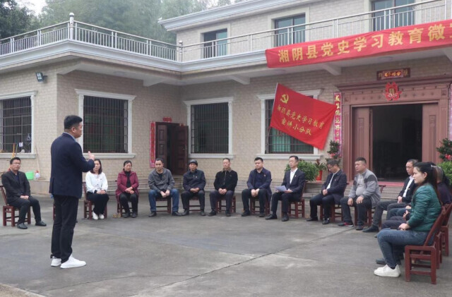 刚刚在台上宣讲英雄的他，转身跳进泥水中救人| 退役军人·每周一星