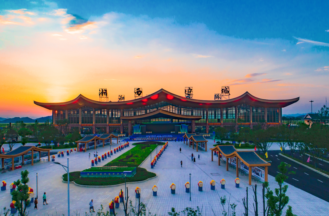 飞机+美景=湘西新玩法？航旅融合研讨会齐聚吉首 解锁发展新路径