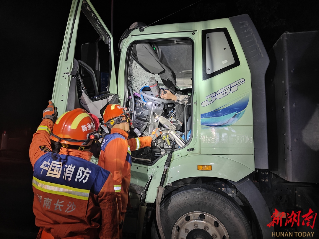 凌晨急救援！书堂山消防15分钟成功解救交通事故被困驾驶员