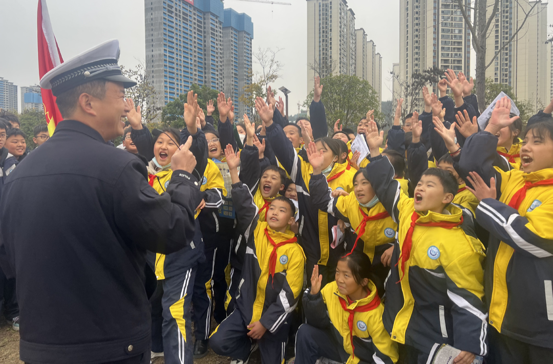 永顺交警开展“宪法宣传+交通安全”双主题宣传活动