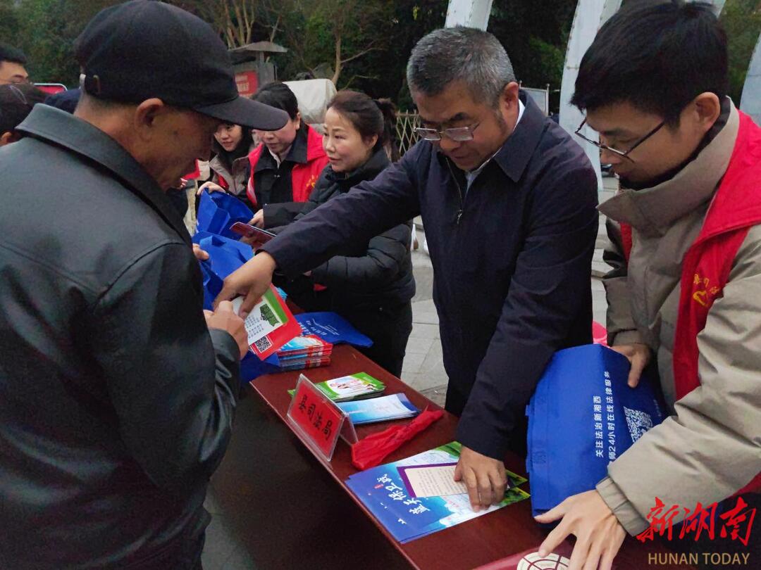 花垣县开展国家宪法日集中宣传活动