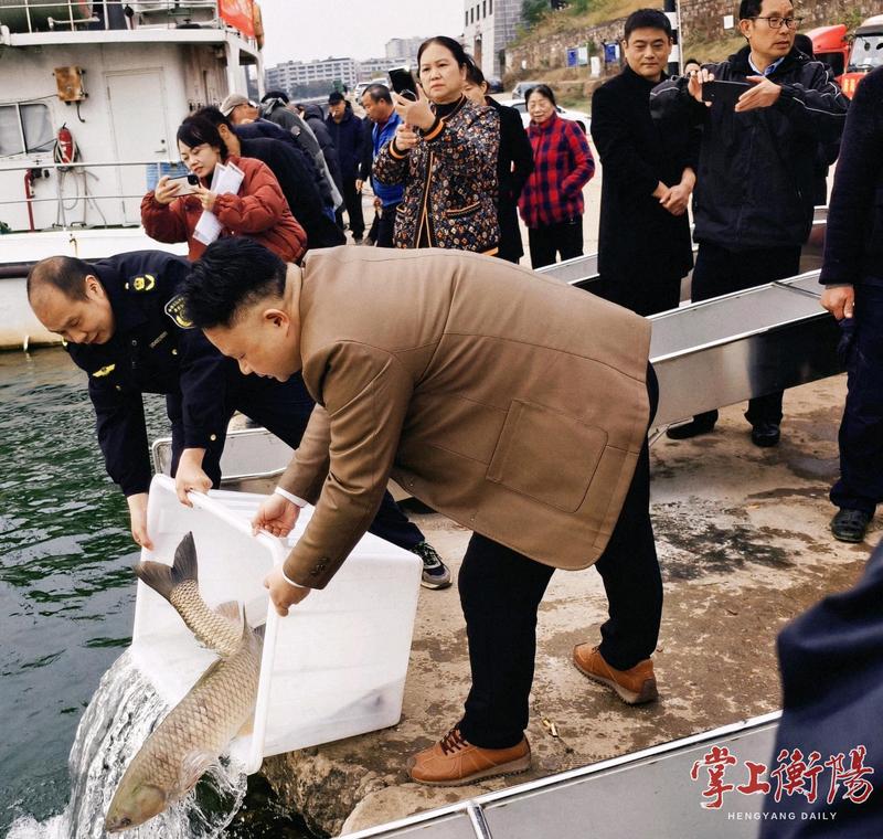 湘江又添“新住户” 衡阳在湘江水域举行渔业生态补偿亲本增殖放流活动