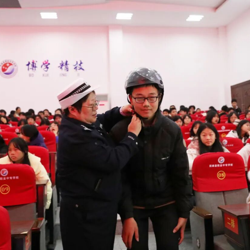 “122”主题宣传进校园 让交通安全常驻心间