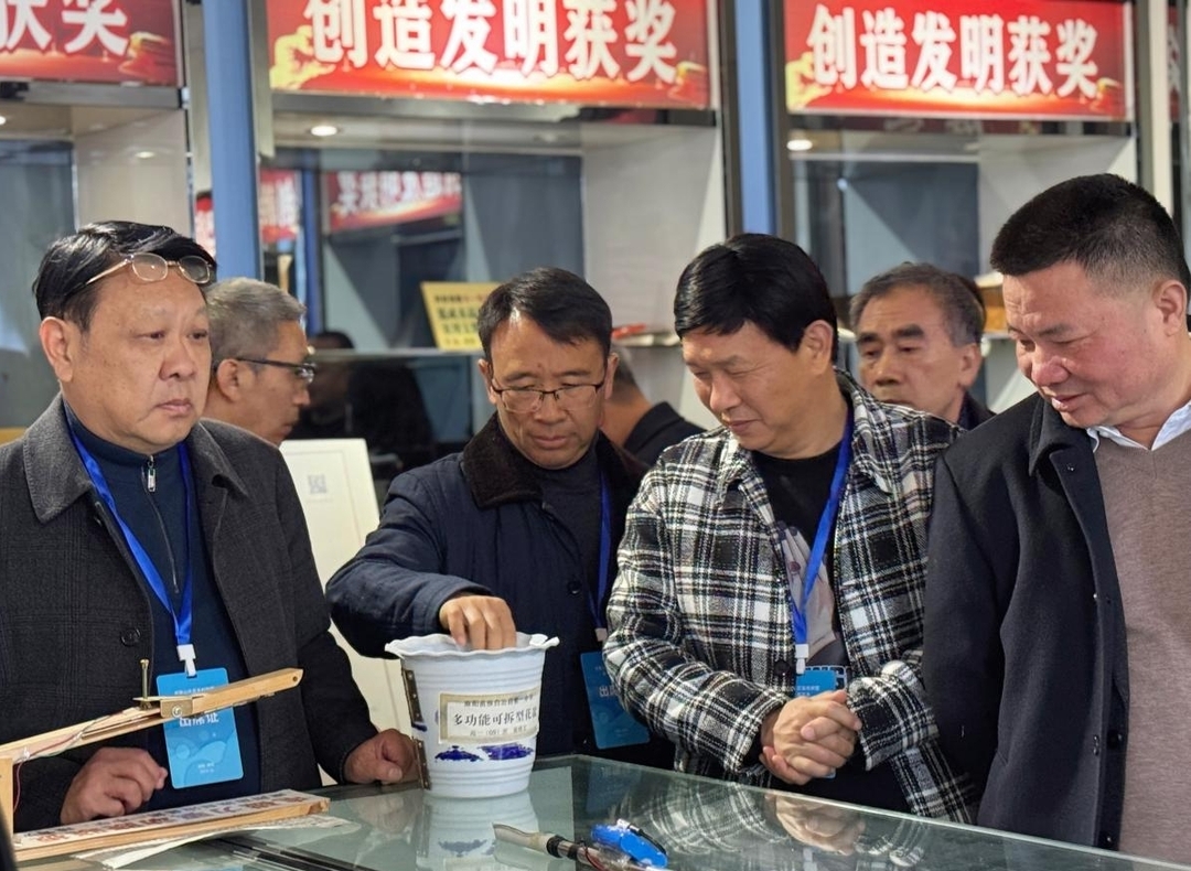 银发育苗润桃李，科教育人展新姿——武陵山片区关工委参观麻阳一中科技创新馆