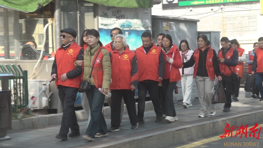 盲道通心 大爱传情 中国好人杨德才用公益点亮国际残疾人日