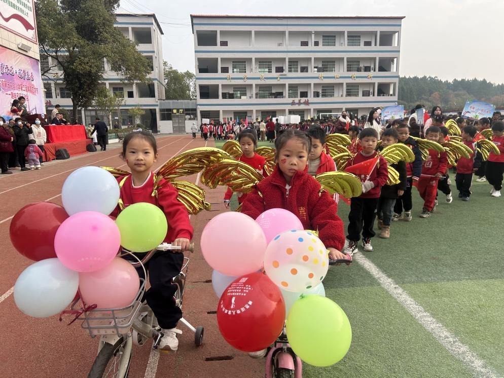 新田县龙泉五小举办第二届体育艺术节活动