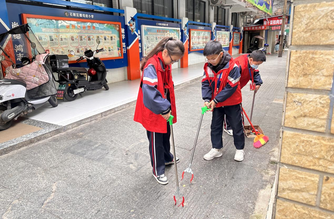 衡阳市石鼓区都司街小学：小小志愿者，洁净靓家园