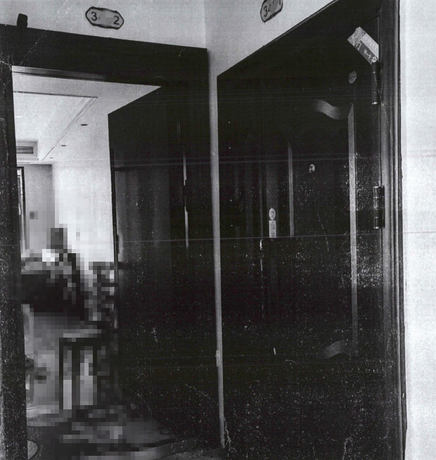  入户门“向外开”惹争议 法官耐心调解促邻里和谐