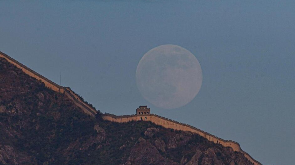 “超级月亮”亮相天宇