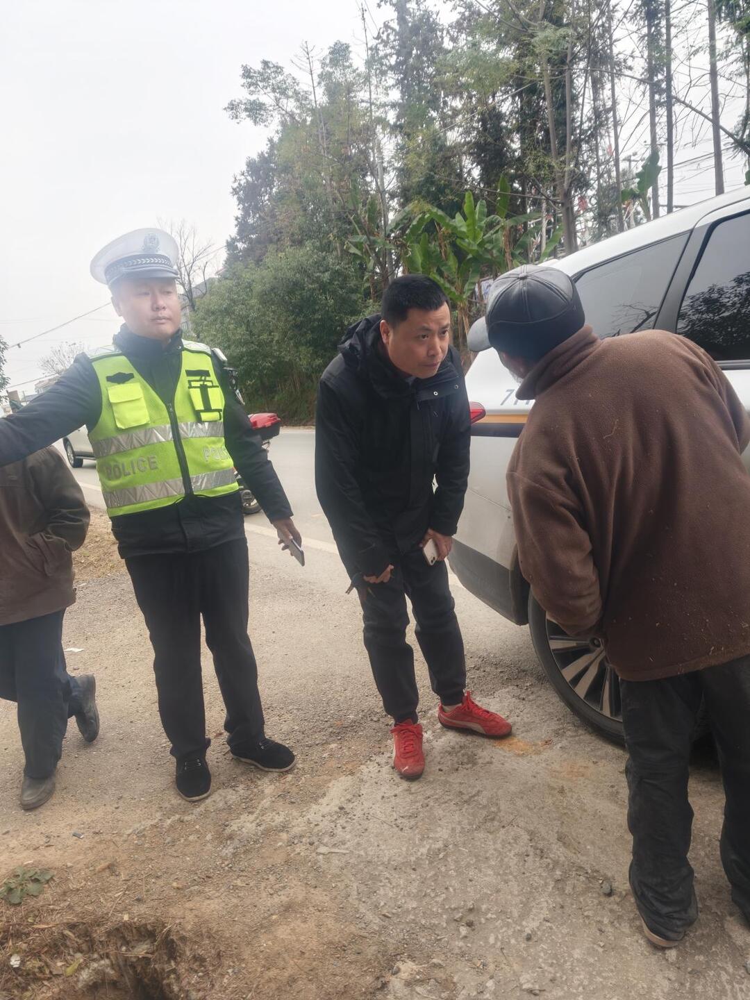 洞口县岩山镇：温情护民显担当 交警执勤遇老人摔倒火速救助