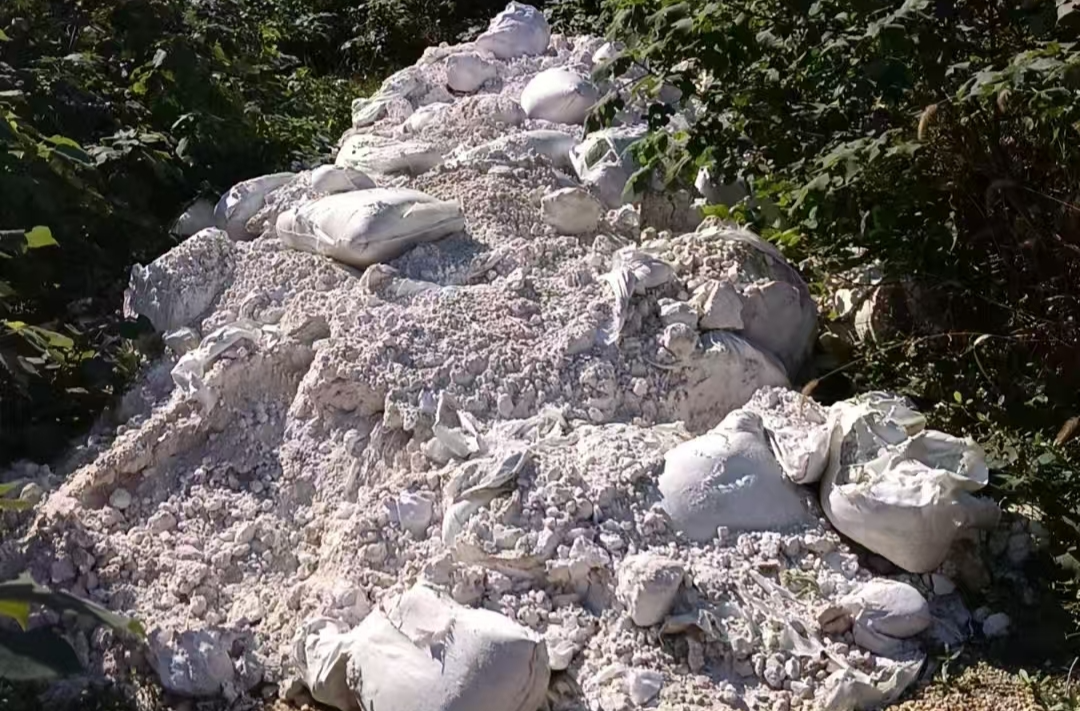 记者行动｜地力改良生石灰随意丢弃？记者介入迅速整改