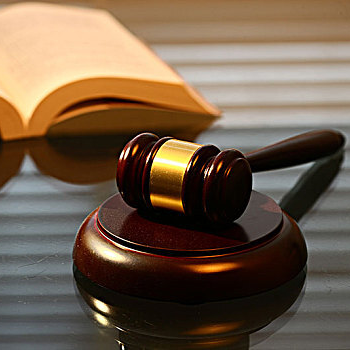 岳塘法院：干警“摆摊”，送上“法治礼包” 