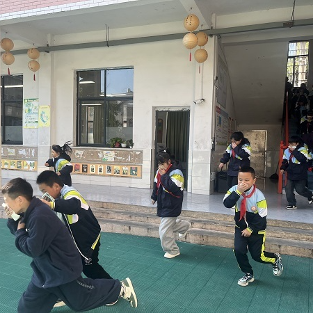 溆浦县消防救援大队联合学校开展消防应急疏散演练