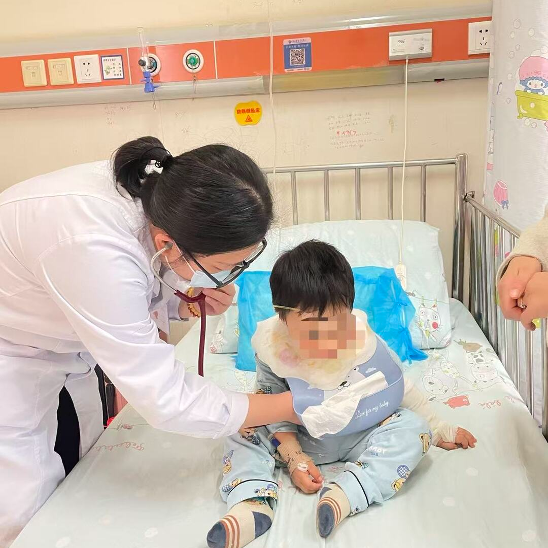 误服粉末样疏通剂，切勿直接用水冲洗！2岁娃遭遇错误急救致口唇严重灼伤