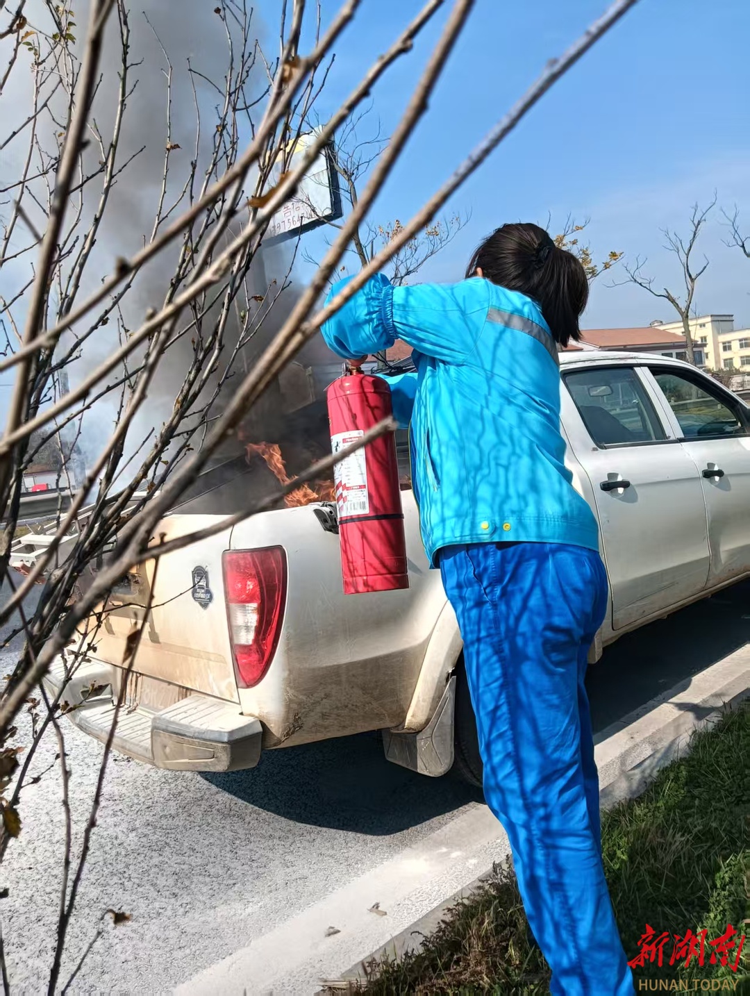 车辆突发自燃，常德这一加油站员工迅速扑救，秒变“消防员”！