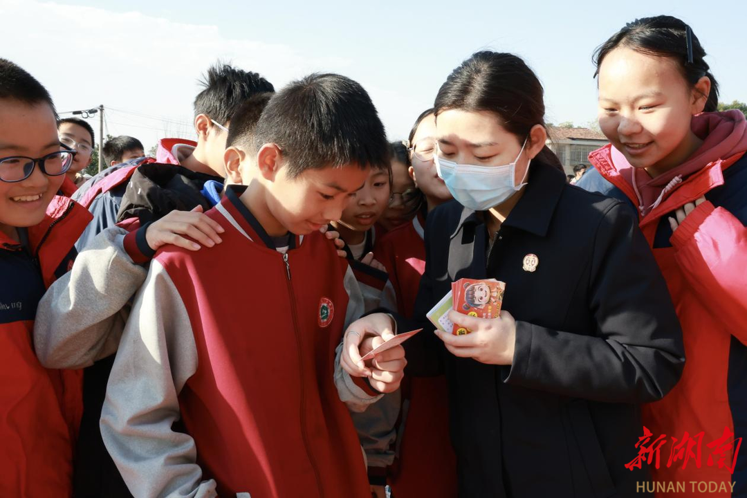 “游园会”里学宪法
