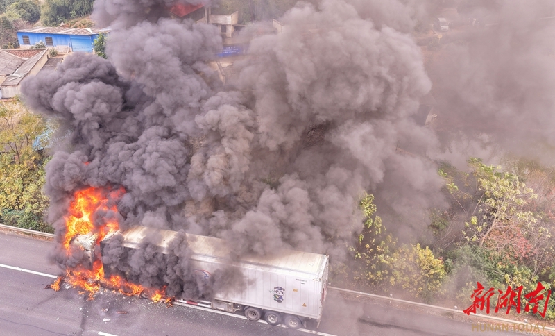 ​货车突发起火 消防快速扑救