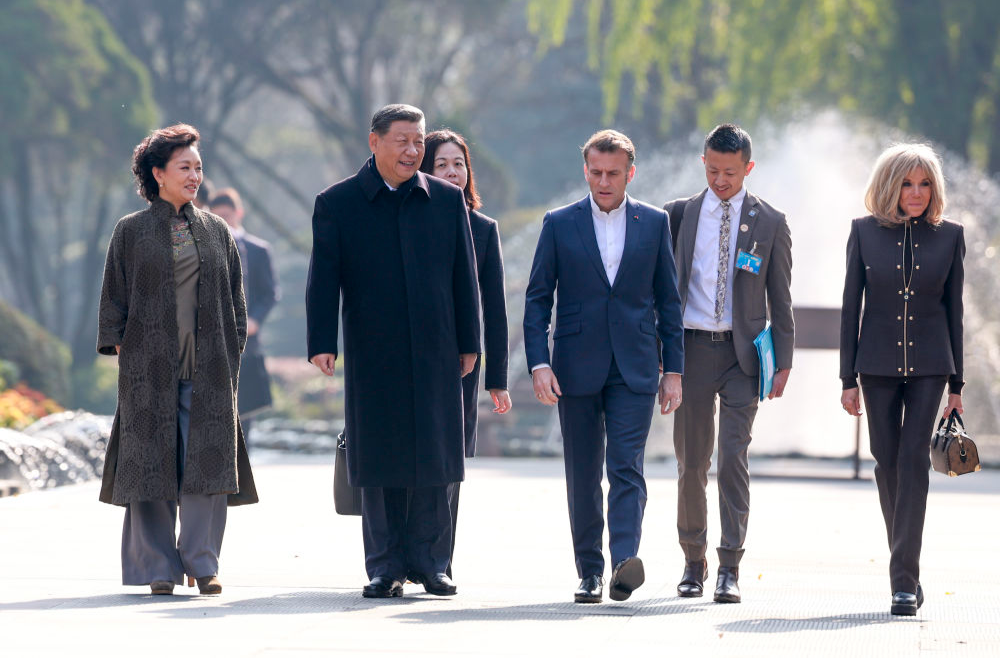 习近平同法国总统马克龙在成都进行友好交流