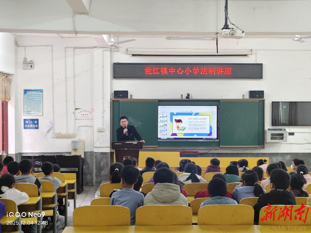 法治阳光照校园，宪法精神伴成长