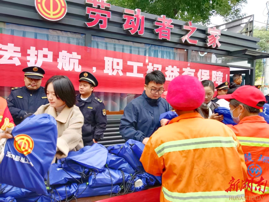 法护职工 情暖驿站