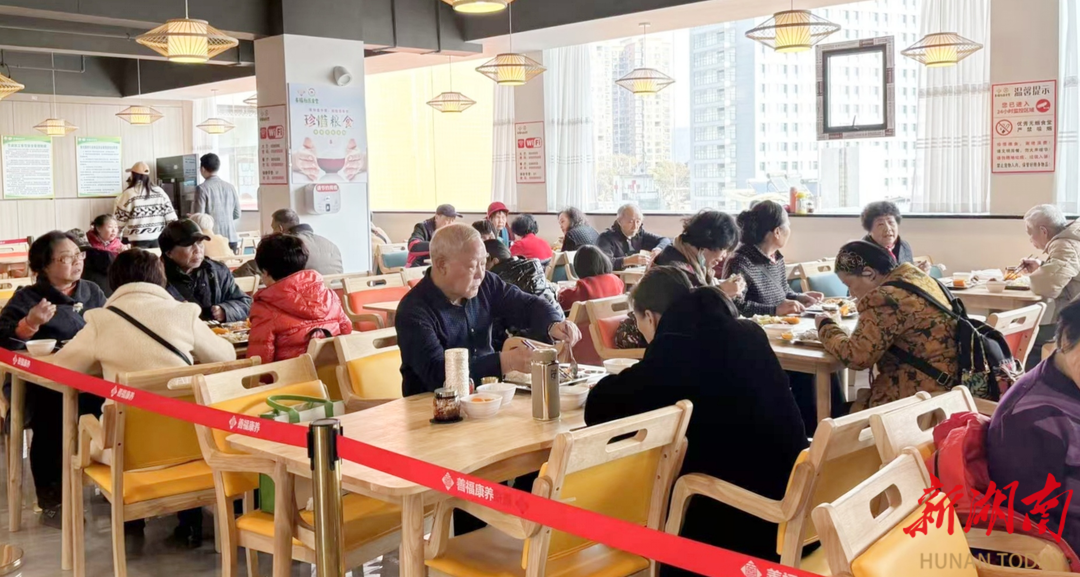 北湖区国庆北路社区：“小食堂” 暖了老人“心”