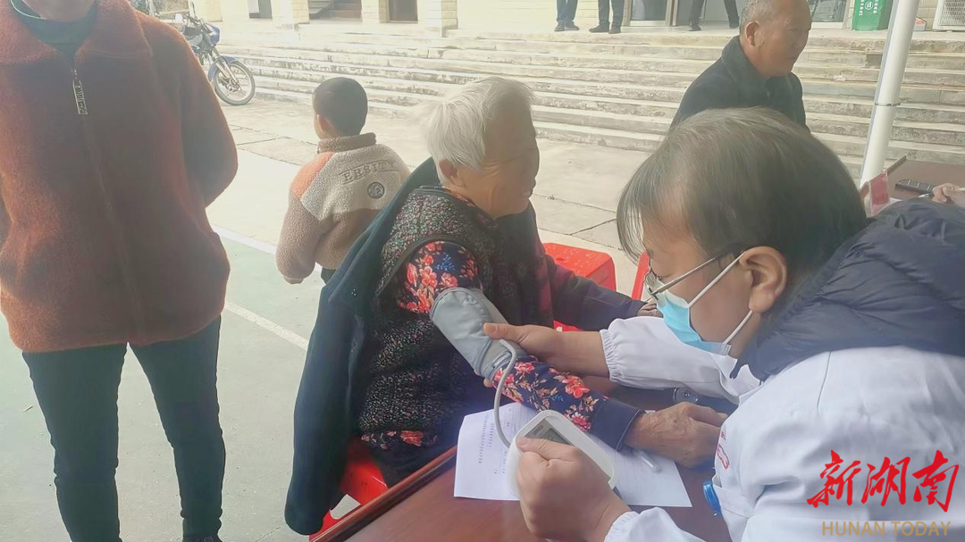 双峰县中医医院义诊活动走进杏子铺镇涟水村