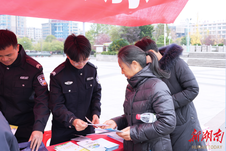 武冈法院开展国家宪法日普法宣传系列活动