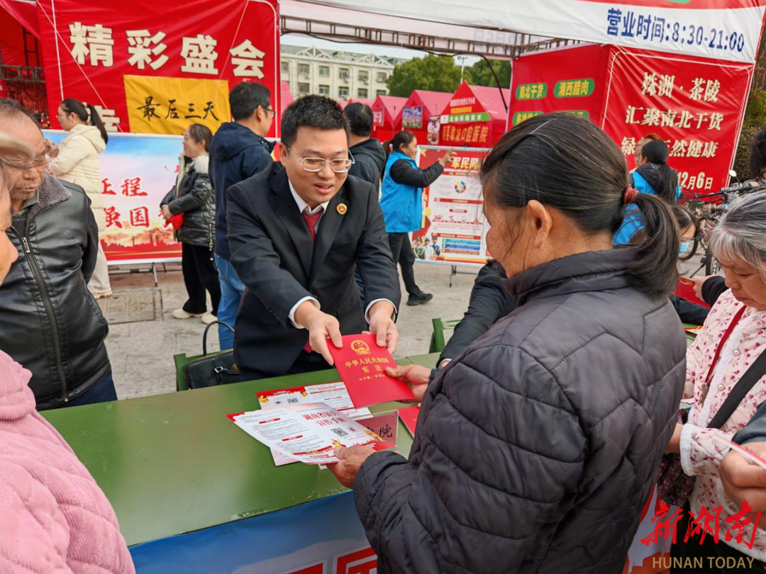 宪法宣传融军魂 法治服务暖民心 