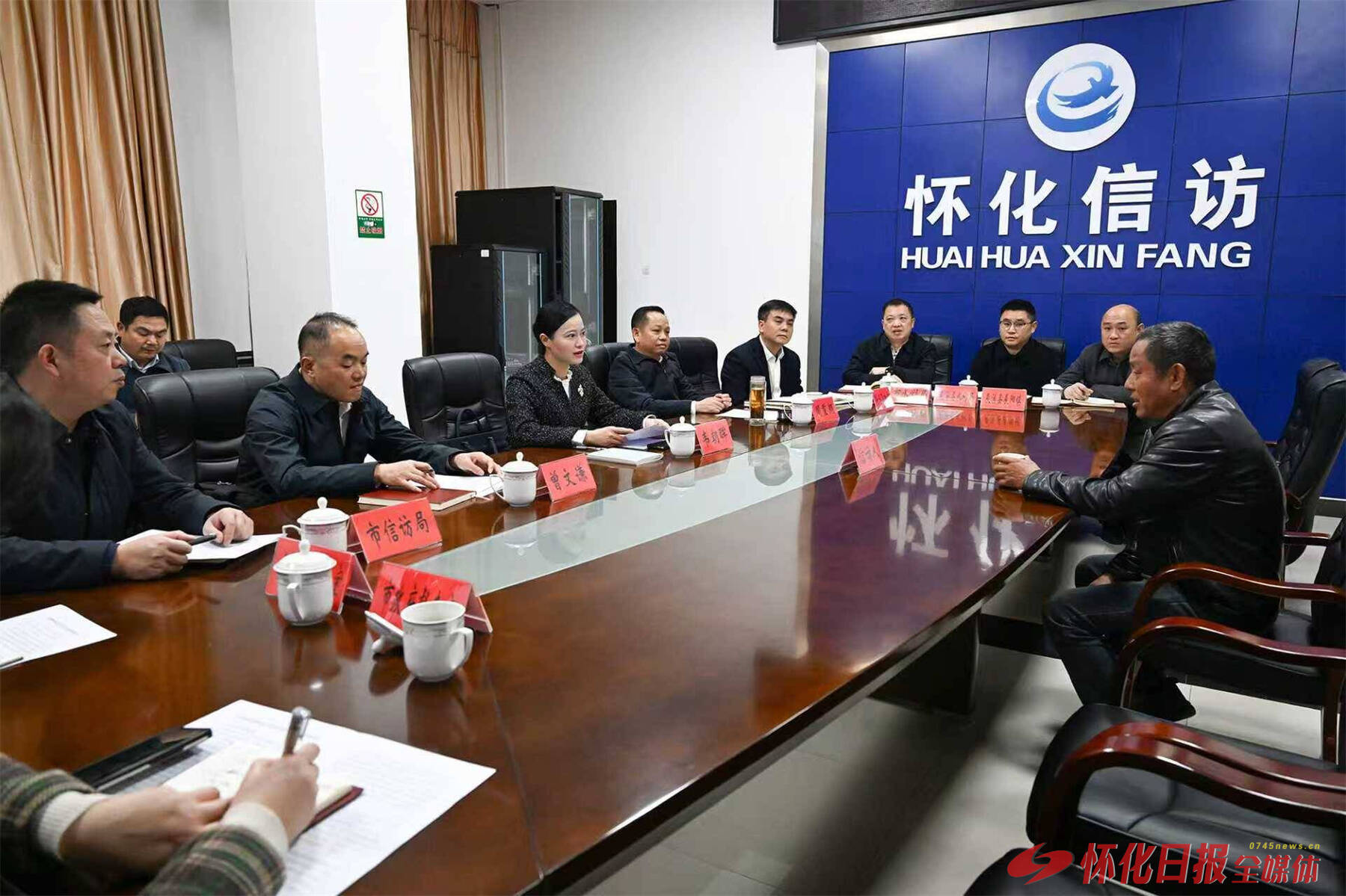 韦朝晖在市信访局接待来访群众