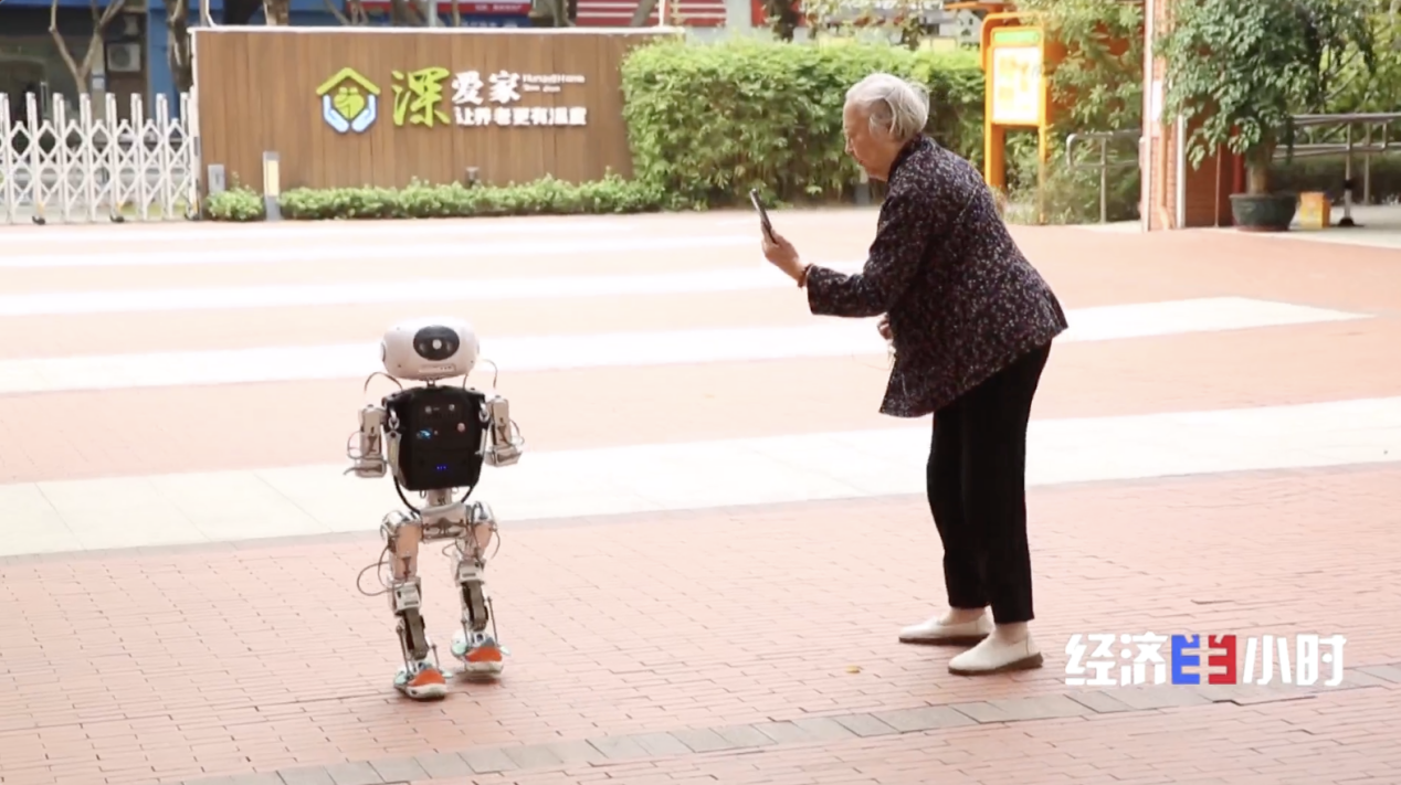 陪聊、助行、守护 养老机器人让照护更暖更智慧