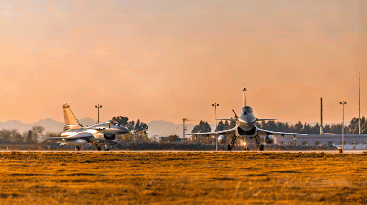 战鹰与霞光同框！南部空军实战化训练大片来了