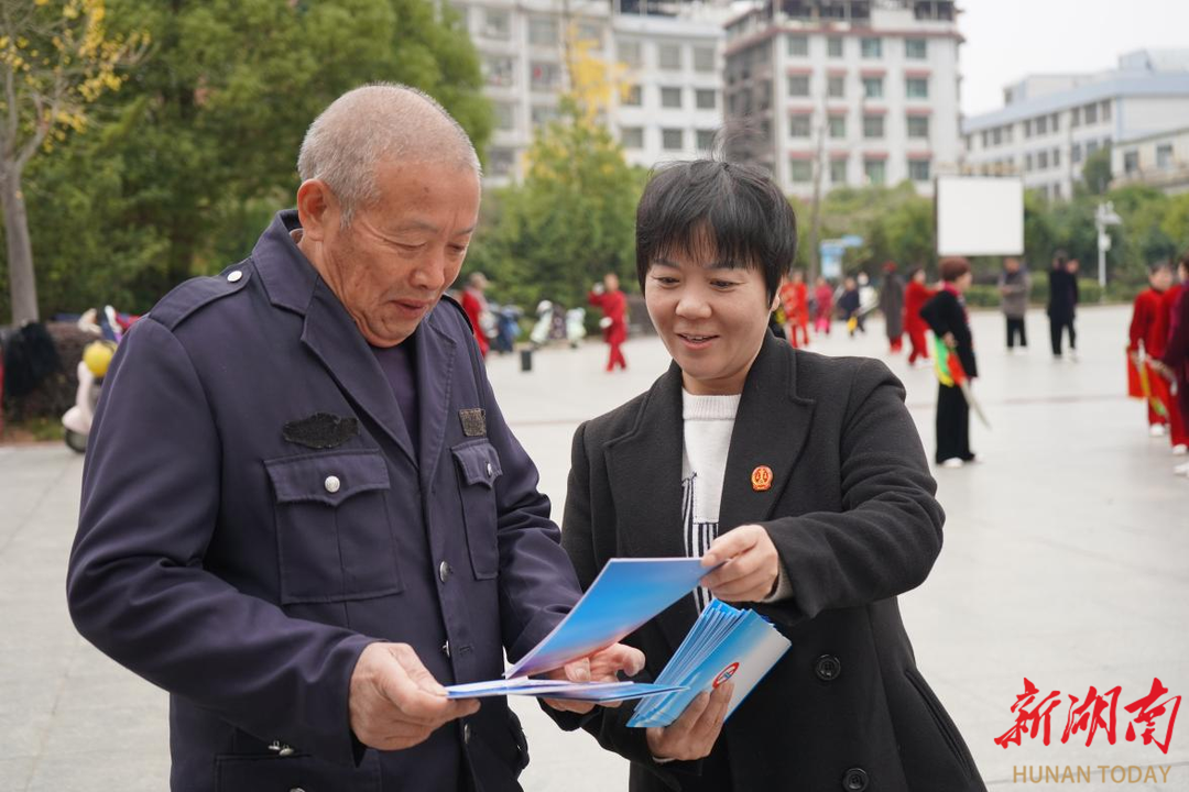 邵东法院开展送“宪”进社区普法宣传活动