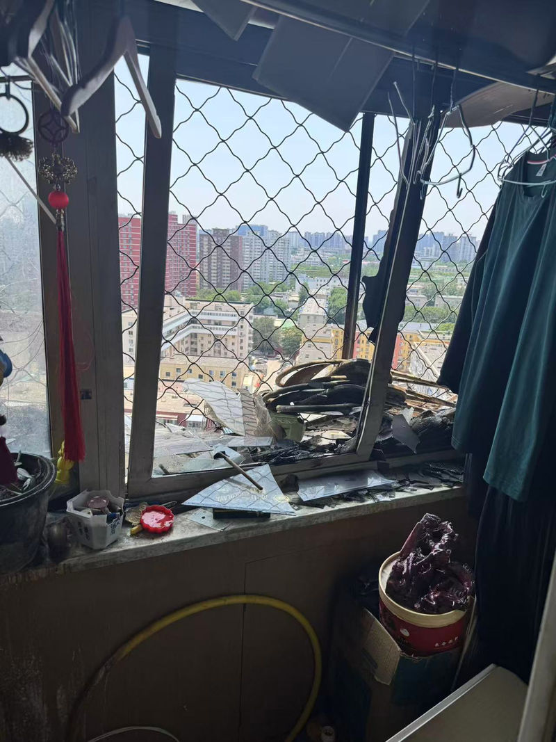 消防实验：烟头变“火种”，棉被接触后被阴燃