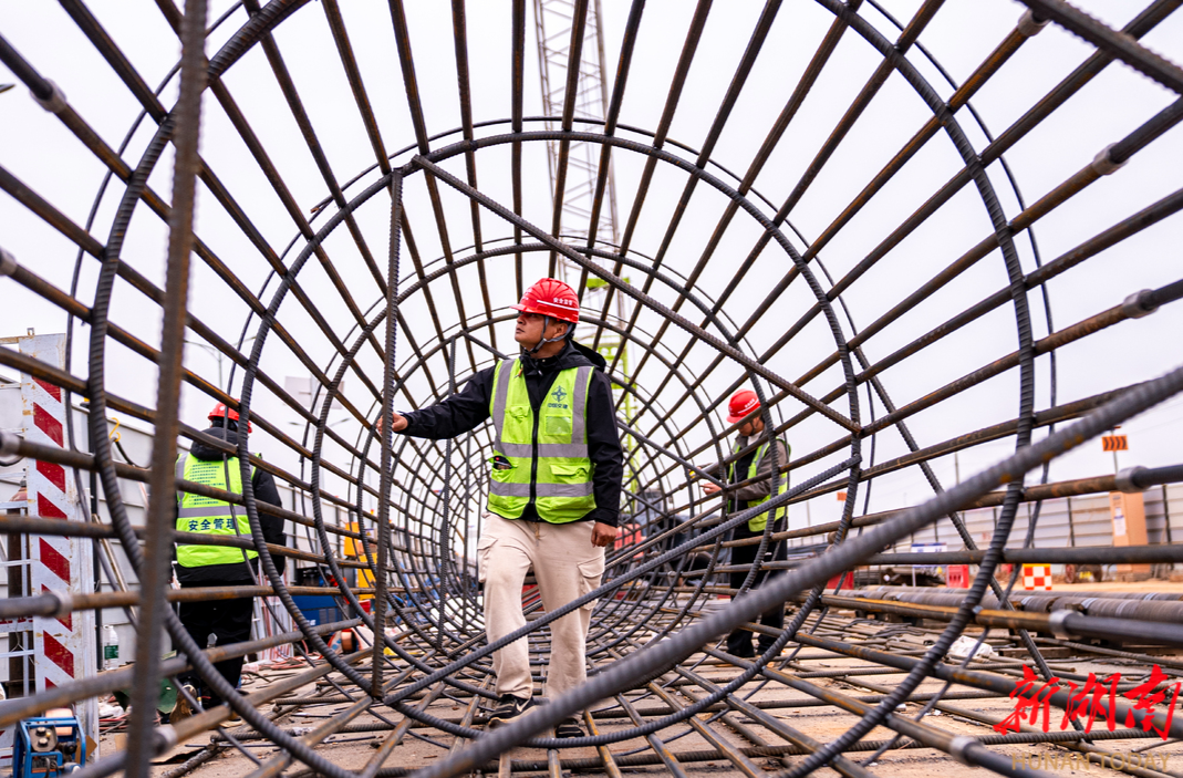 “机器”把关，落地见效 ——湖南“机器管招投标”改革一线见闻