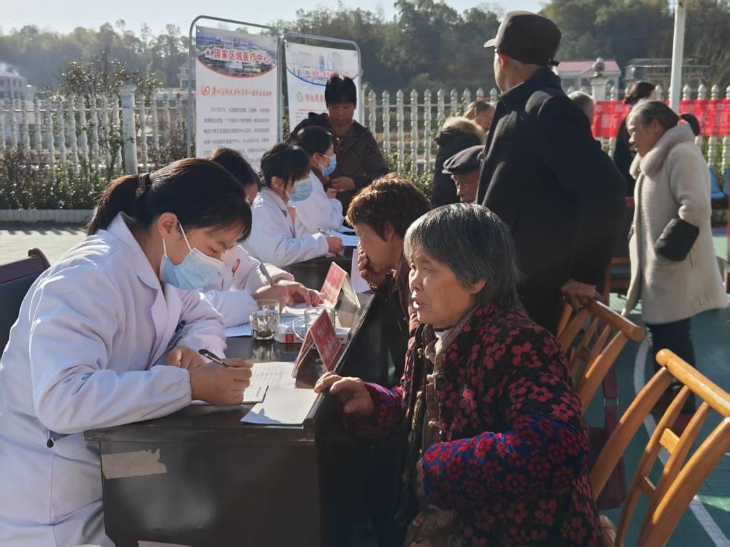 娄底市中心医院赴双峰县莲塘村开展送医送药义诊活动