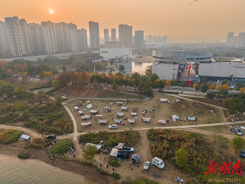 江畔露营 乐享暖阳