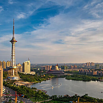 曹慧泉主持召开市级退休老同志情况通报会暨市委“十五五”规划《建议》征求意见座谈会