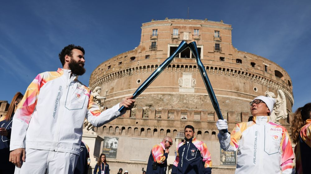 米兰冬奥会火炬在罗马传递