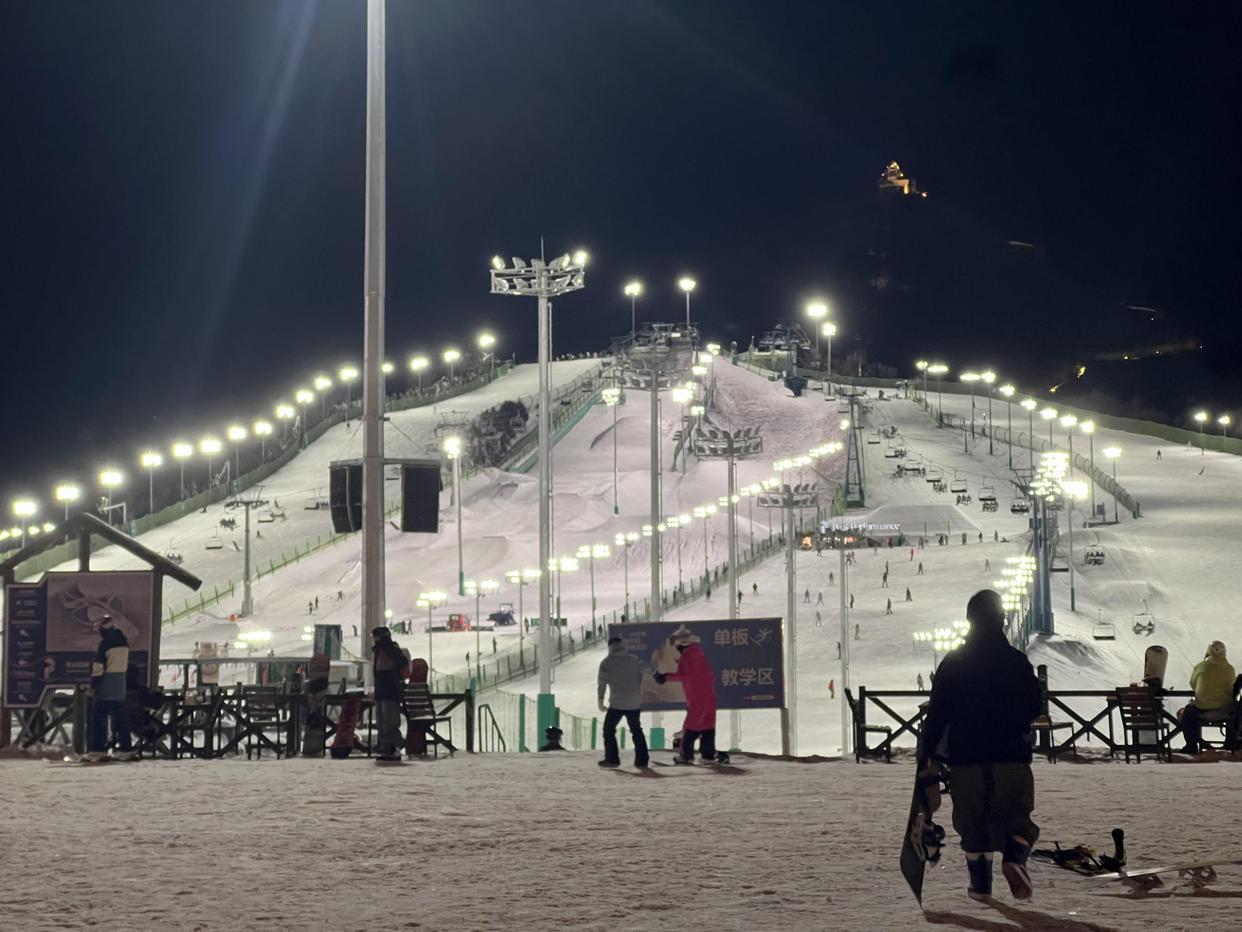 滑雪DNA动了！京郊雪场周末迎客流小高峰