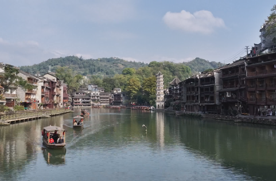 ​凤凰古城：初冬暖阳映古城 灵秀之美醉游人