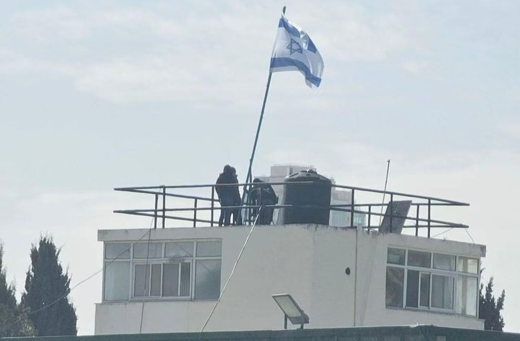 以军强闯联合国近东救济工程处办公地，还升起国旗